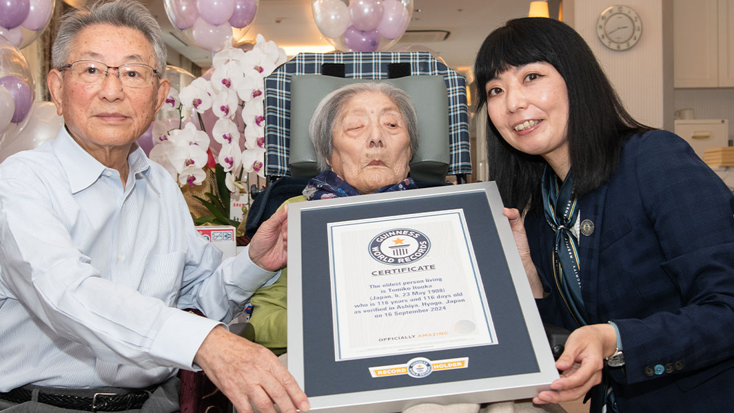 tomiko-being-presented-with-gwr-certificate