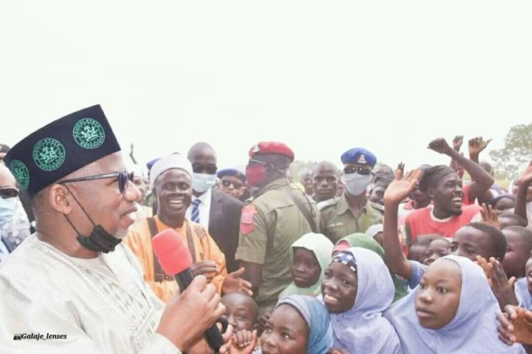 Bala-Muhammad-with-students