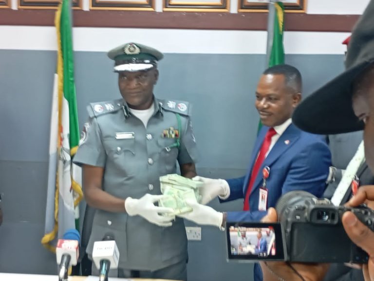 Customs-hand-over-seized-foreign-currency-to-EFCC-in-Ogun-768x578