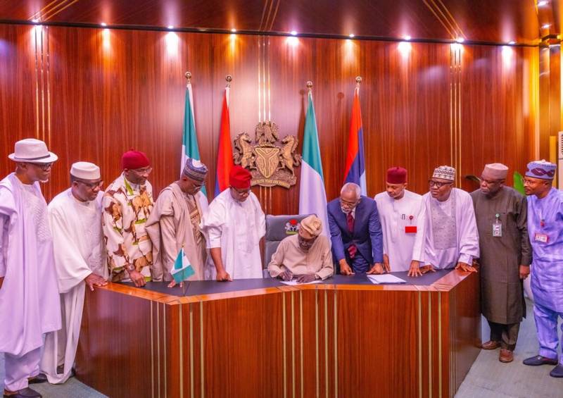 Tinubu-signs-electoral-act2-1044x737